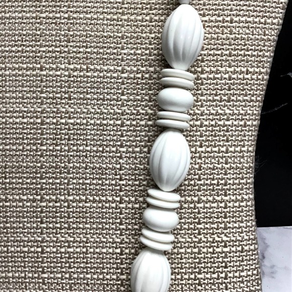 Single strand vintage white bead necklace with twist clasp - Picture 3 of 3